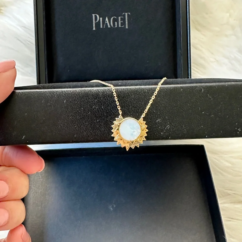 PIAGET
Sunlight 18k Rose Gold Mother of Pearl & Diamond Pendant Necklace - Picture 6 of 8